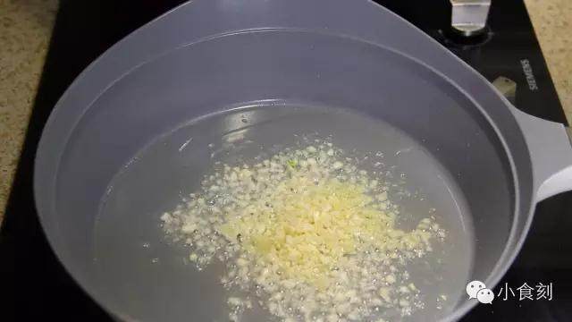 麻婆豆腐,重新起锅放入生姜、大蒜炒香