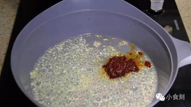 麻婆豆腐,炒香后放入<a style='color:red;display:inline-block;' href='/shicai/ 705'>豆瓣酱</a>炒出红油