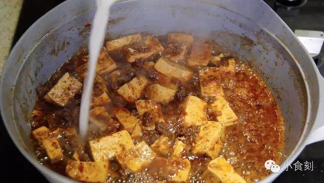 麻婆豆腐,放入水淀粉拌勾芡