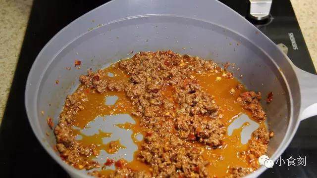 麻婆豆腐,放入牛肉炒至变色