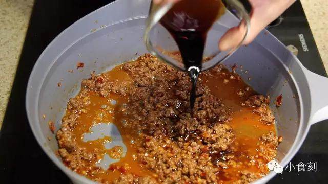 麻婆豆腐,放入<a style='color:red;display:inline-block;' href='/shicai/ 718'>料酒</a>、生抽、<a style='color:red;display:inline-block;' href='/shicai/ 762'>老抽</a>翻炒均匀