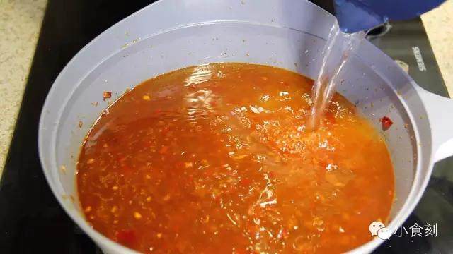 麻婆豆腐,加入适量的水烧开