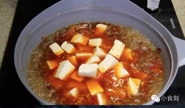 麻婆豆腐,放入豆腐大火边烧边用勺子轻轻的推