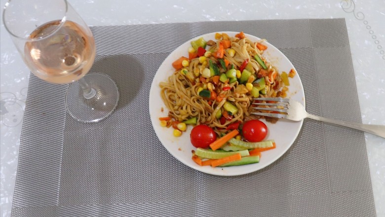 简易拌面,装盘,美味营养又美观。这道菜含有比较丰富的维生素,适合爱美的女孩。