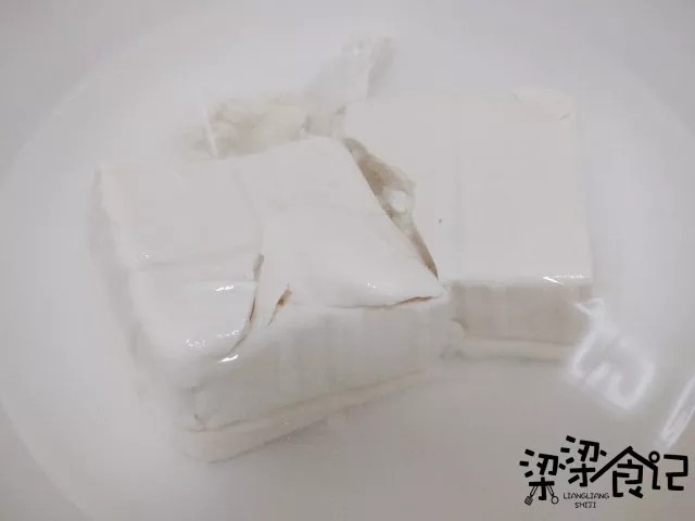 蟹黄豆腐,豆腐放在温水里放入盐浸泡5分钟