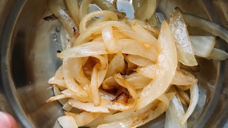 香草番茄仙女浓汤,炒制半通明金黄色,香味溢出,盛入盘中备用。