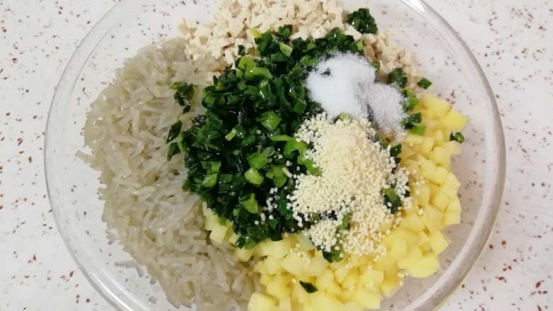 杂粮素菜包,炒好的葱花和油一起浇在准备好的馅料上,放盐和<a style='color:red;display:inline-block;' href='/shicai/ 756'>鸡精</a>搅拌均匀。