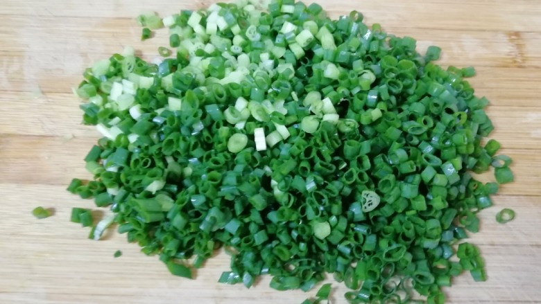 杂粮素菜包,小葱洗干净,只取葱叶部分切成葱花。