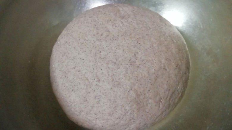 杂粮素菜包,分次加入温水和成面团,盖上保鲜膜发酵至两倍大。
