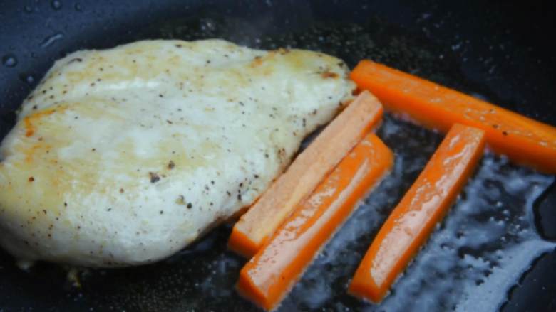 黑胡椒鸡肉沙拉—又到了露肉的季节，美味健康的减脂餐了解一下,锅中加入橄榄油（油温不宜过高），小火慢煎鸡胸肉。

放入胡萝卜条。