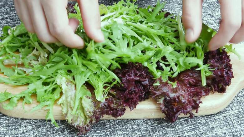 黑胡椒鸡肉沙拉—又到了露肉的季节,美味健康的减脂餐了解一下,蔬菜铺平。