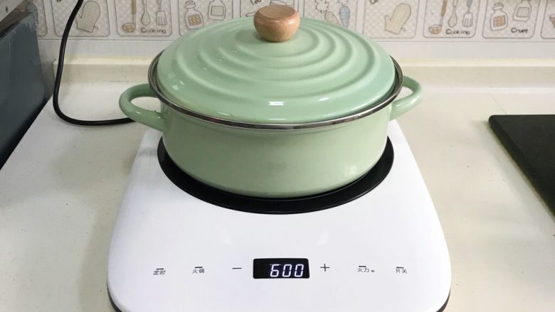 红糟焖猪蹄,焖煮的过程中,要把锅盖稍稍倾斜点,让汤锅有透气的空间,半个小时后加入少许<a style='color:red;display:inline-block;' href='/shicai/ 866'>冰糖</a>。