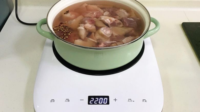 红糟焖猪蹄,往汤锅内加入2大匙的<a style='color:red;display:inline-block;' href='/shicai/ 718'>料酒</a>和少许花椒,开大火煮开。