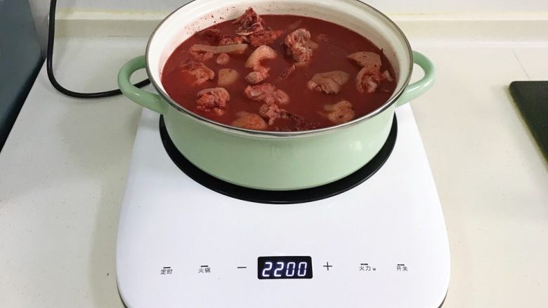 红糟焖猪蹄,腌制完毕后,在锅内倒入适量的清水,以没过猪蹄为宜。