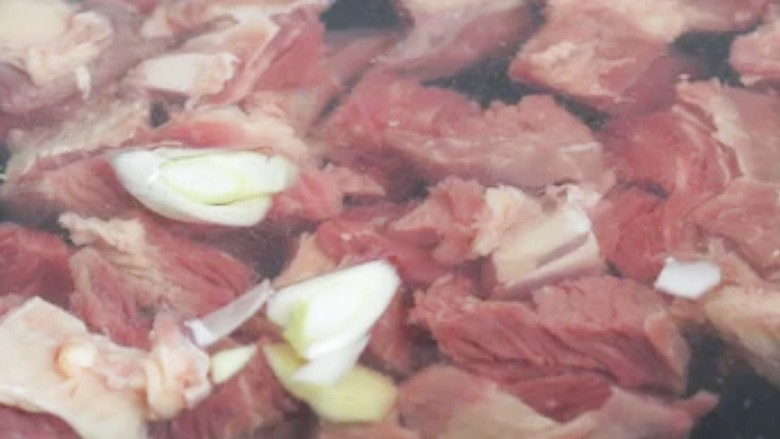 香辣牛肉面,<a style='color:red;display:inline-block;' href='/shicai/ 216'>牛肉</a>洗净切小块,冷水下锅,放入几片姜和几段葱,煮开锅后盛出,冲洗干净