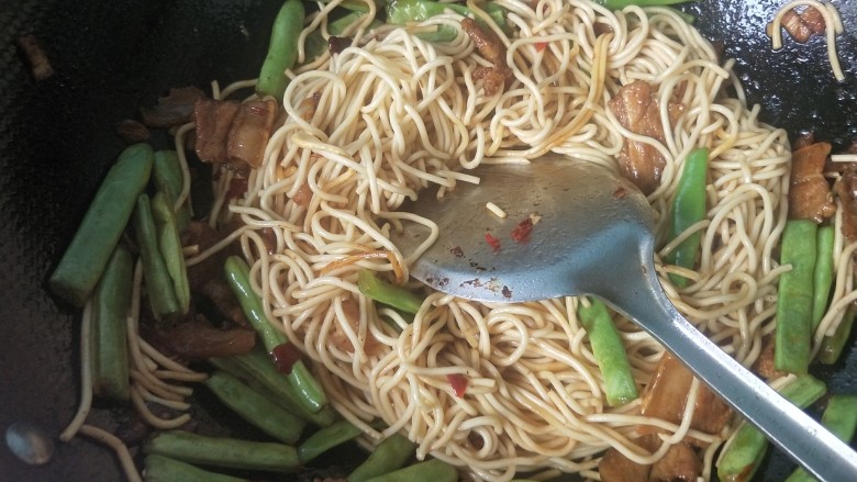 豆角五花肉焖面,水差不多干了,放入盐,醋,<a style='color:red;display:inline-block;' href='/shicai/ 3729'>白糖</a>,翻炒。