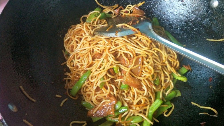 豆角五花肉焖面,翻炒均匀,可以出锅啦!