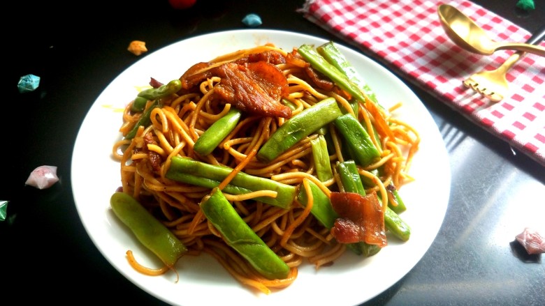 豆角五花肉焖面,装盘,香喷喷的,我可以吃两份。
