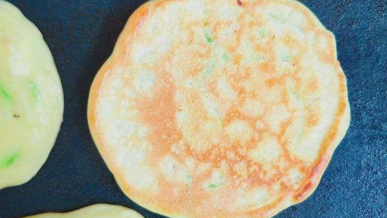鸡蛋饼这样做好吃又补钙,一面煎熟后翻面,直到全部煎熟就可以了。