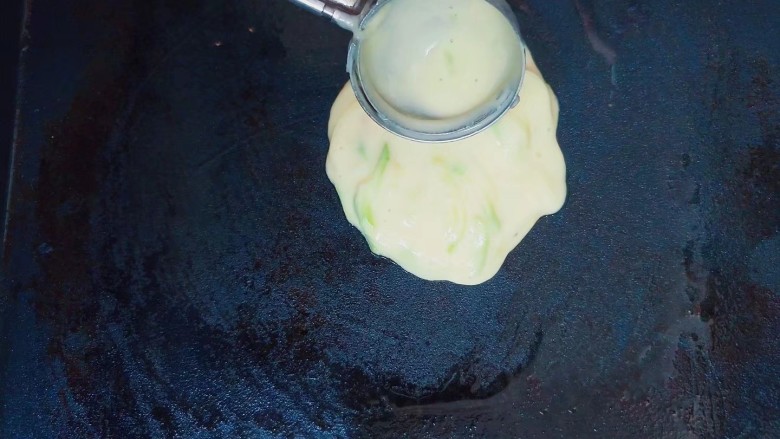 鸡蛋饼这样做好吃又补钙,电饼铛抹上一点油预热好后,用挖球器或者勺子舀起面糊,倒入锅里。