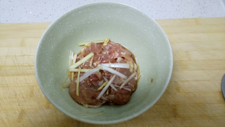 红糖烧鸡腿,将鸡肉放入碗中，倒入1勺<a style='color:red;display:inline-block;' href='/shicai/ 788'>生抽</a>、1勺<a style='color:red;display:inline-block;' href='/shicai/ 718'>料酒</a>、姜丝、葱丝用手抓匀，腌制20分钟。