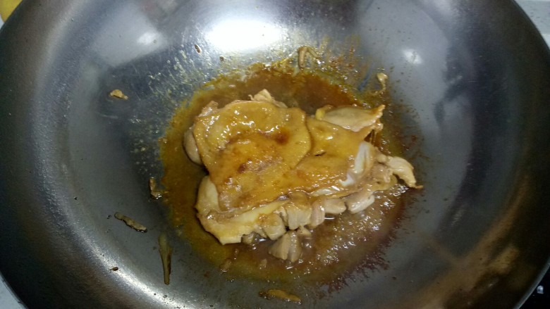 红糖烧鸡腿,锅中底部用刷子均匀刷上食用油，把鸡肉皮朝下，小火煎至，待煎至金黄时，翻面煎至两面金黄，倒入适量生抽、<a style='color:red;display:inline-block;' href='/shicai/ 721'>蚝油</a>、<a style='color:red;display:inline-block;' href='/shicai/ 882'>红糖</a>继续煎至2分钟。