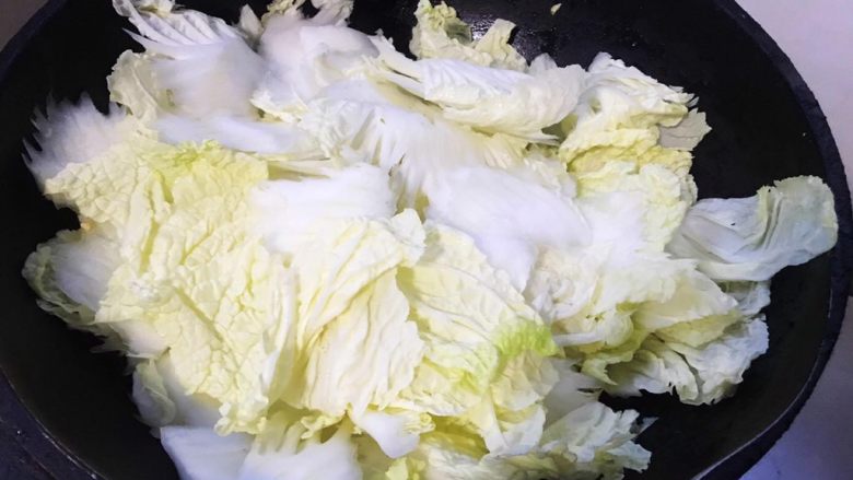 肉参炒白菜,放入白菜大火快速翻炒