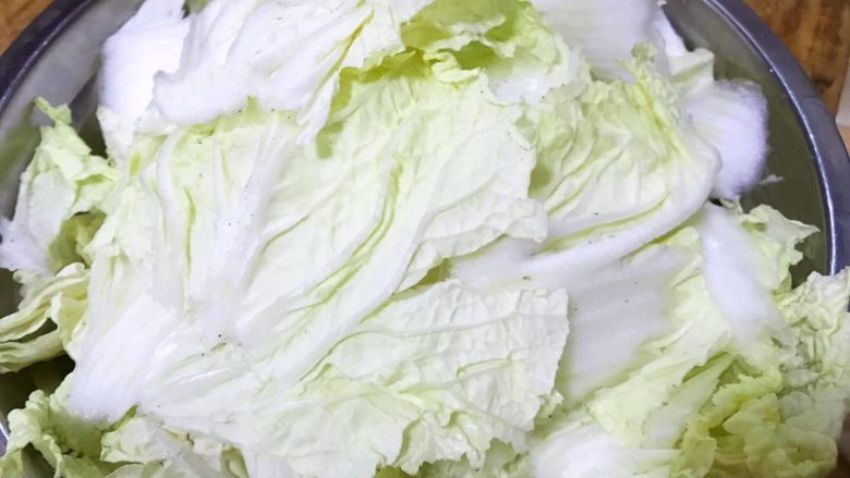 肉参炒白菜,白菜洗净摘下几片白菜叶拍一下再片成薄片
