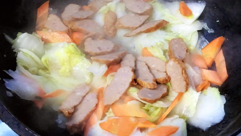 肉参炒白菜,放入肉参翻炒片刻也可以添加少许水微微炒出肉参的香味更加棒