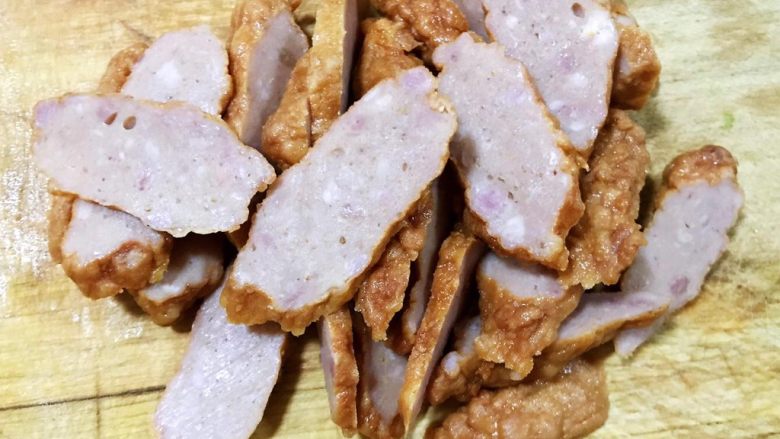 肉参炒白菜,肉参切成片状备用