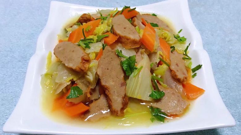 肉参炒白菜,鲜美可口的肉参炒白菜装入盘中