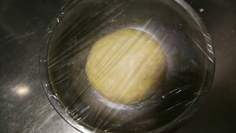 鸡蛋灌饼,面粉缓缓加入开水,一边用筷子搅拌一边加水,要用滚烫的开水,面饼才会柔软、用筷子搅拌成絮状,再加入冷水继续搅拌成絮状。