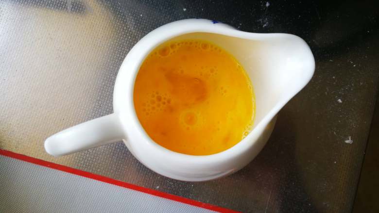 鸡蛋灌饼,把一个<a style='color:red;display:inline-block;' href='/shicai/ 9'>鸡蛋</a>打散放入一个杯子里,这种尖嘴的小杯子特别好用。