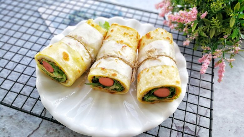 鸡蛋灌饼,卷起来就可以吃了,也可以切成段用麻绳捆一下,孩子吃不容易散开。剩余的面团也同样的方法做好。