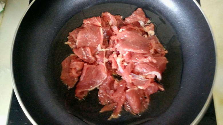 牛肉海带汤,锅烧热,放入食用油,加入牛肉