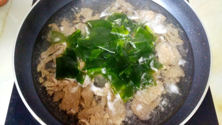牛肉海带汤,锅添水,放入裙带菜