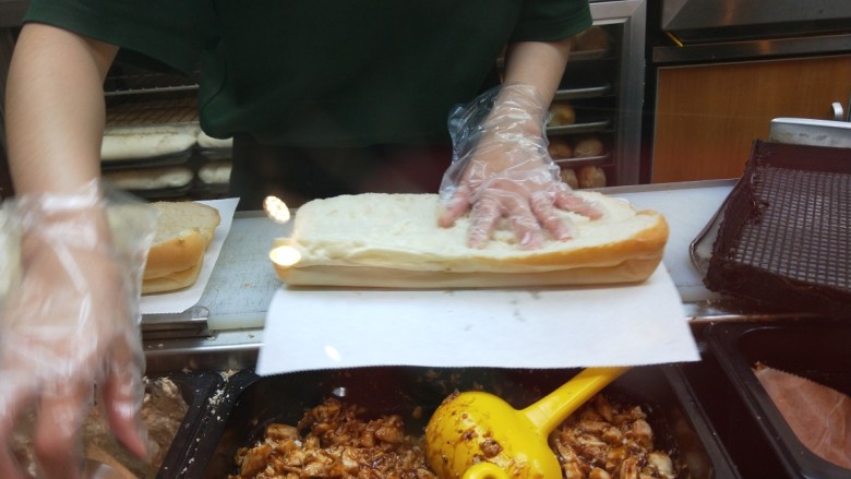 赛百味,准备好调料。