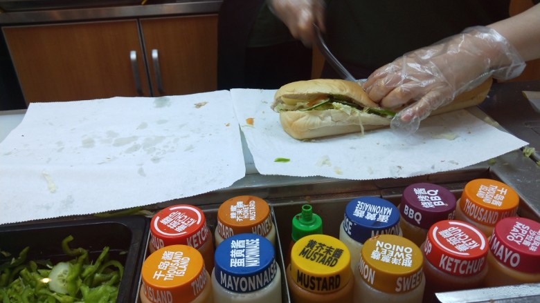赛百味,中间切开。赛百味就做好了。