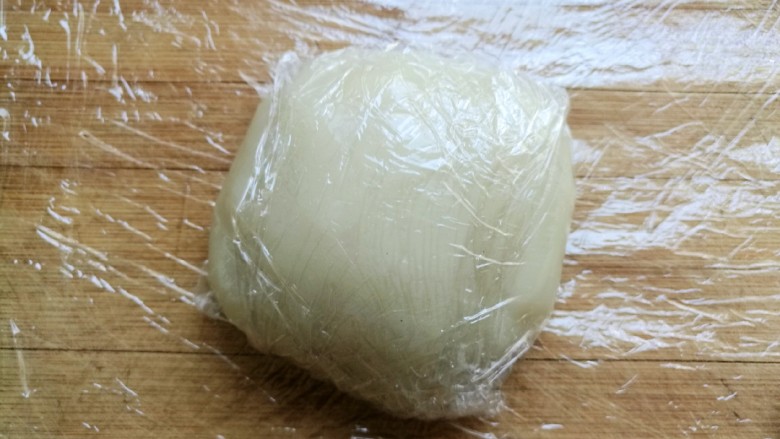 椰蓉豆沙糯米卷,一份用保鲜膜包起来,防止水分流失。