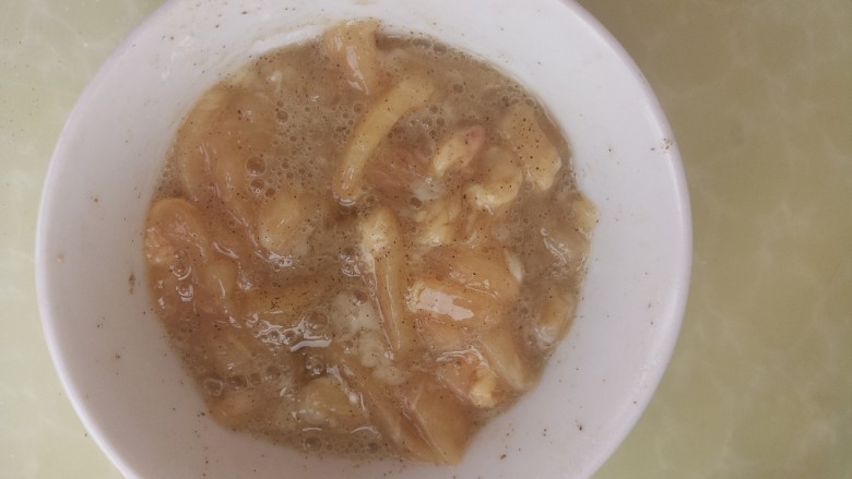 豆瓣鸡丁,抓匀，腌10分钟