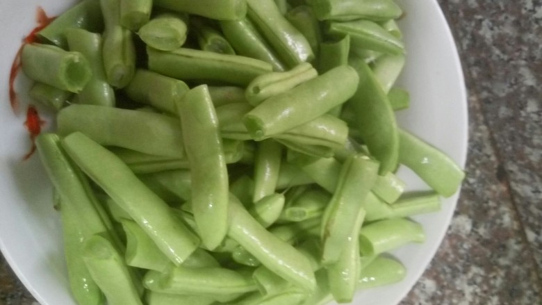 四季豆炒猪肉,洗干净切断