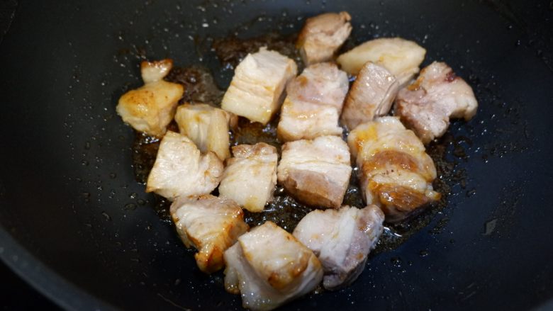 珍珠菇烧五花肉,把肉倒入锅中,慢慢炒上色