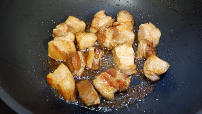 珍珠菇烧五花肉,多炒一会,把多余的油脂煸炒出来
