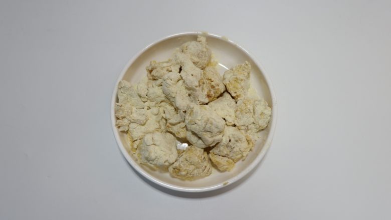 辣子鳕鱼球,将腌制好的鳕鱼,先蘸粉糊,再蘸干粉