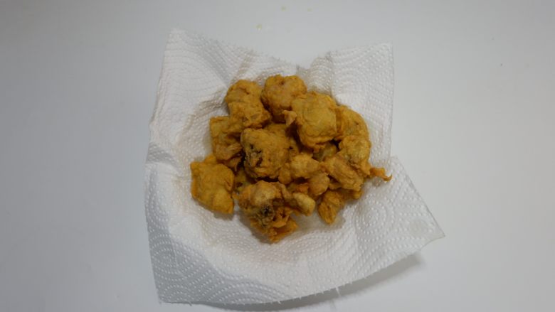 辣子鳕鱼球,取出沥油备用