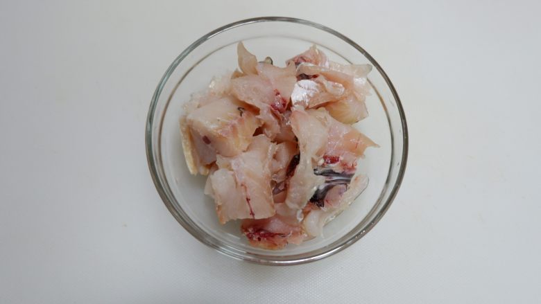 辣子鳕鱼球,切成小块