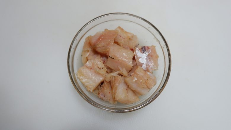 辣子鳕鱼球,抓匀腌制30分钟
