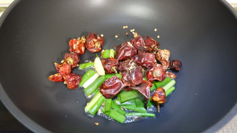 辣子鳕鱼球,起锅,加入葱姜、花椒、辣椒炒出香味