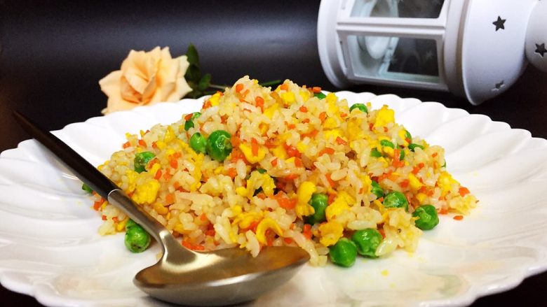 青豆胡萝卜蛋炒饭,上桌即可享用,蛋香松软