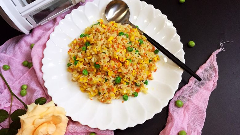 青豆胡萝卜蛋炒饭,成品~~~